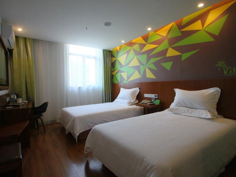 Vatica International Tourism Luoshan Road Subway Station Hotel 3*
