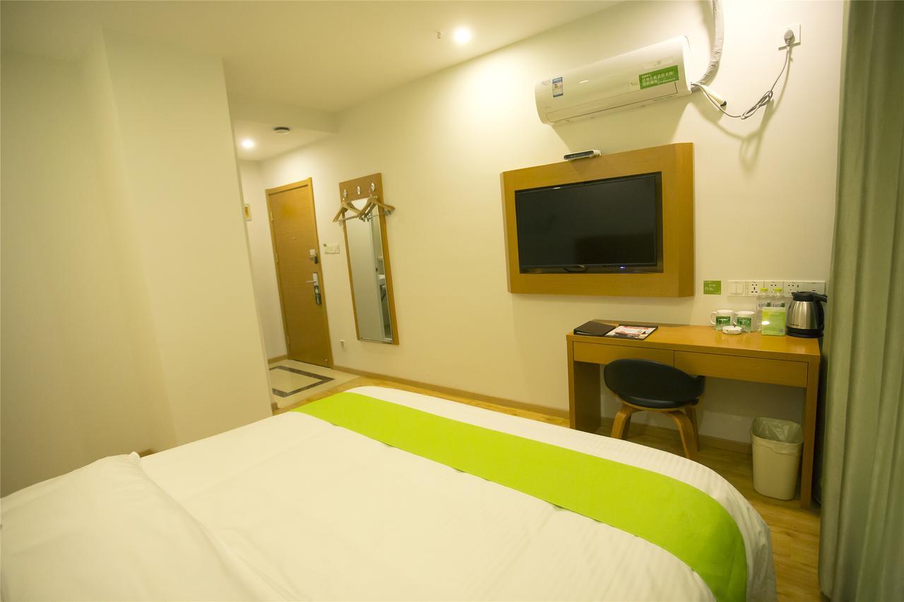Vatica International Tourism Luoshan Road Subway Station Hotel 3*