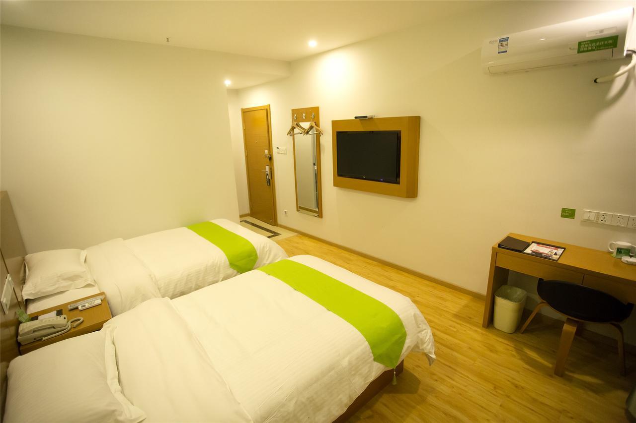 Vatica International Tourism Luoshan Road Subway Station Hotel 3*