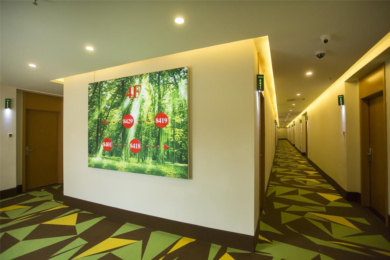 Vatica International Tourism Luoshan Road Subway Station 3*