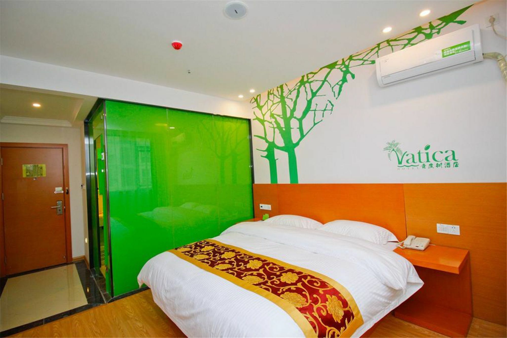 Vatica International Tourism Luoshan Road Subway Station Hotel 3*